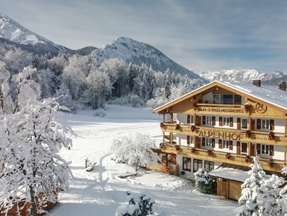 Wellnessurlaub - Hotel-Schwerpunkt: Wellness & Sightseeing - Kössen - Winteransicht - Alm- & Wellnesshotel Alpenhof