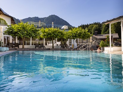 Wellnessurlaub - Pools: Außenpool beheizt - Erlfeld - Freibad im Sommer - Alm- & Wellnesshotel Alpenhof