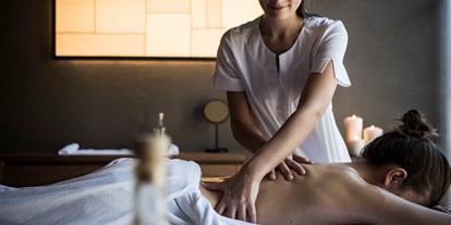 Wellnessurlaub - Lymphdrainagen Massage - St Ulrich - Behandlung - ADLER Spa Resort DOLOMITI