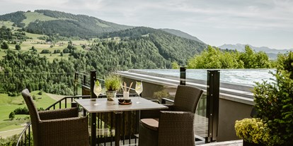 Wellnessurlaub - Pools: Außenpool beheizt - Mellau - Panoramaterrasse - Bergkristall - Mein Resort im Allgäu