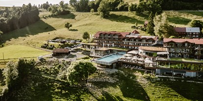 Wellnessurlaub - Pools: Infinity Pool - Allgäu - Außenansicht Resort - Bergkristall - Mein Resort im Allgäu