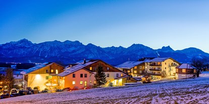 Wellnessurlaub - Parkplatz: kostenlos beim Hotel - Seefeld in Tirol - Biohotel Eggensberger bei Nacht und im Winter - Biohotel Eggensberger****