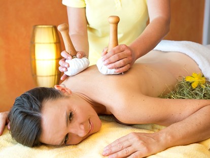 Wellnessurlaub - Honigmassage - natürlich wellnessen...
Heustempel-Massage im Wellnessbereich - Biohotel Eggensberger****
