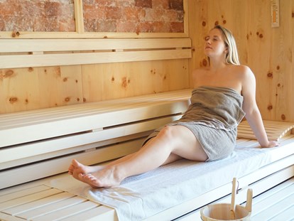 Wellnessurlaub - Shiatsu Massage - Zirben-Salz-Sauna mit Blick auf den Natur-Pool - Biohotel Eggensberger****