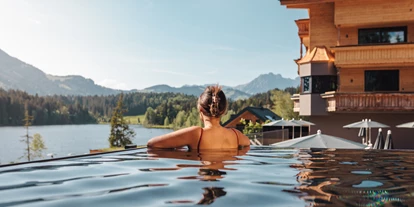 Wellnessurlaub - Pools: Infinity Pool - Grießen (Leogang) - #mylakesidemoment - Alpenhotel Kitzbühel am Schwarzsee