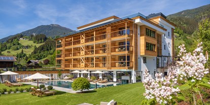 Wellnessurlaub - Honigmassage - Kitzbühel - Vitallodge und Gartenpool Natur Resort Rissbacher Stumm im Zillertal - Natur Resort Rissbacher