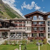 Wellnesshotel - Aussenansicht Sommer  - SchlossHotel Zermatt