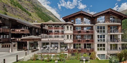 Wellnessurlaub - Ganzkörpermassage - Schweiz - Aussenansicht Sommer  - SchlossHotel Zermatt