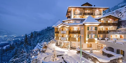 Wellnessurlaub - Kräutermassage - Hof (Wagrain) - Hotelansicht Winter - Hotel AlpenSchlössl