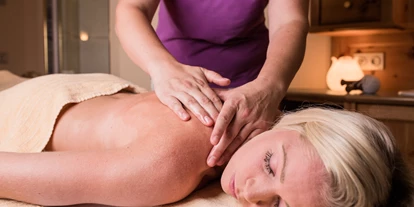Wellnessurlaub - Außensauna - Strobl - Massage in unserem BeautySchlössl  - Hotel AlpenSchlössl