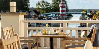 Wellnessurlaub - Restaurant - Möllenbeck (Mecklenburgische Seenplatte) - Terrasse - Precise Resort Hafendorf Rheinsberg