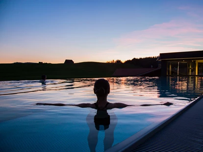 Wellnessurlaub - Kosmetikbehandlungen - Lindenberg im Allgäu - Haubers Pools bieten pro Gast eine Wasserfläche von über 22 Quadratmetern. - Haubers Naturresort