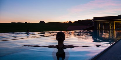 Wellnessurlaub - Sonthofen - Haubers Pools bieten pro Gast eine Wasserfläche von über 22 Quadratmetern. - Haubers Naturresort