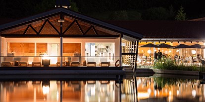 Wellnessurlaub - Hotel-Schwerpunkt: Wellness & Golf - PLZ 6673 (Österreich) - Abendromantik am See, wo im Sommer auch regelmäßig das Seefest stattfindet. - Haubers Naturresort