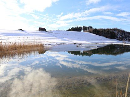 Wellnessurlaub - Bettgrößen: King Size Bett - Lech - Der See bietet im Winter eine ganz besonders entspannende Atmosphäre. - Haubers Naturresort