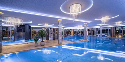 Wellnessurlaub - Hotelbar - 20 m Indoorbecken mit Attraktionspools und Wasserfallturm - 5-Sterne Wellness- & Sporthotel Jagdhof