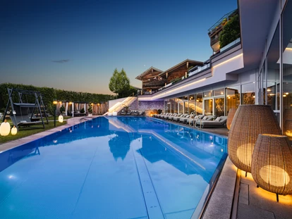 Wellnessurlaub - Pools: Infinity Pool - Roßbach (Landkreis Rottal-Inn) - 25 m langer, ganzjährig beheizter Infinity-Pool mit Sprudelliegen - 5-Sterne Wellness- & Sporthotel Jagdhof