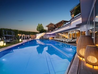 Wellnessurlaub - Restaurant - 25 m langer, ganzjährig beheizter Infinity-Pool mit Sprudelliegen - 5-Sterne Wellness- & Sporthotel Jagdhof