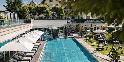 Wellnessurlaub - Wassergymnastik - Bayerischer Wald - 25 m Infinity-Pool im Gartenbereich - 5-Sterne Wellness- & Sporthotel Jagdhof