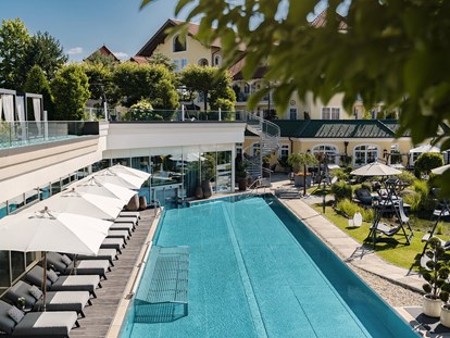 Wellnessurlaub - Pools: Innenpool - 25 m Infinity-Pool im Gartenbereich - 5-Sterne Wellness- & Sporthotel Jagdhof