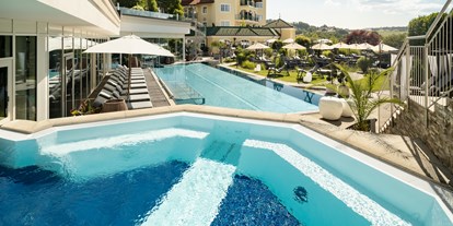 Wellnessurlaub - Hotelbar - Whirlpool, 35 °C, mit Bodensprudel und Massagedüsen - 5-Sterne Wellness- & Sporthotel Jagdhof