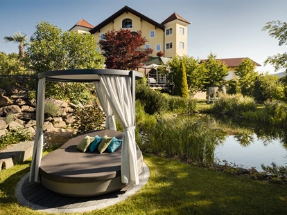 Wellnessurlaub - Pools: Infinity Pool - Roßbach (Landkreis Rottal-Inn) - Ruheoase mit Himmelbetten im Gartenbereich - 5-Sterne Wellness- & Sporthotel Jagdhof