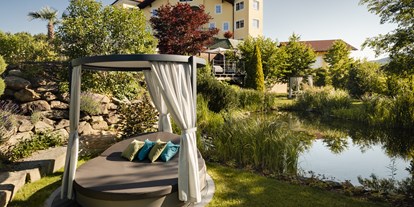 Wellnessurlaub - Hotel-Schwerpunkt: Wellness & Romantik - Frauenau - Ruheoase mit Himmelbetten im Gartenbereich - 5-Sterne Wellness- & Sporthotel Jagdhof