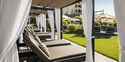 Wellnessurlaub - Hotelbar - Himmelbetten im Gartenbereich - 5-Sterne Wellness- & Sporthotel Jagdhof