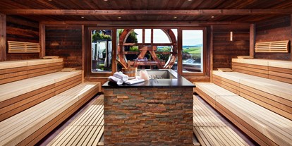 Wellnessurlaub - Hotelbar - Panorama-Event-Sauna mit täglich wechselnden Show-Aufgüssen - 5-Sterne Wellness- & Sporthotel Jagdhof
