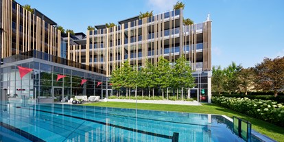 Wellnessurlaub - Hotelbar - 25 m langer Sportpool mit PowerSwim - 5-Sterne Wellness- & Sporthotel Jagdhof