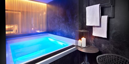 Wellnessurlaub - Finnische Sauna - Überdachter Hot-Whirlpool am Balkon der Luxus-Suiten - 5-Sterne Wellness- & Sporthotel Jagdhof