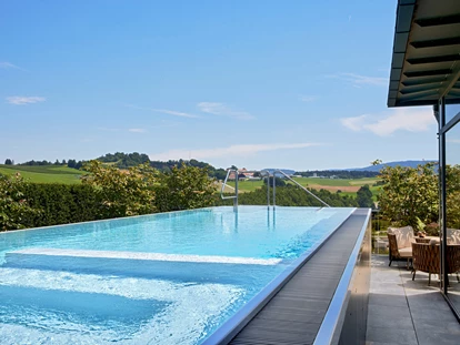 Wellnessurlaub - Pools: Infinity Pool - Roßbach (Landkreis Rottal-Inn) - Privater Infinity-Pool auf der Dachterrasse der eigenen Luxus-Suite - 5-Sterne Wellness- & Sporthotel Jagdhof