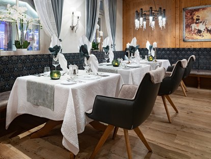 Wellnessurlaub - Wirbelsäulenmassage - Bodenmais - Stilvoll eingerichtete Restaurant-Stuben - 5-Sterne Wellness- & Sporthotel Jagdhof