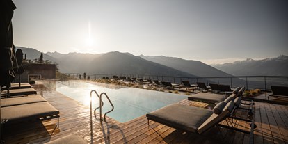 Wellnessurlaub - Peeling - Trentino-Südtirol - Outdoor Pool mit Panoramablick - Morgenstimmung - DAS GERSTL Alpine Retreat