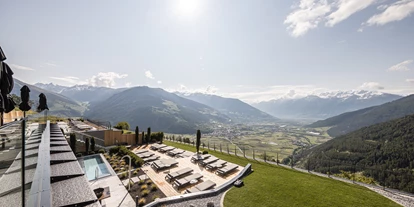 Wellnessurlaub - Aerobic - Trentino-Südtirol - Outdoor Whirlpool mit viel Liegefläche und Panoramablick - DAS GERSTL Alpine Retreat
