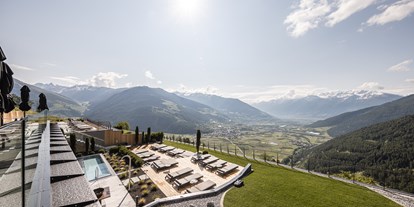 Wellnessurlaub - Maniküre/Pediküre - Gaschurn - Outdoor Whirlpool mit viel Liegefläche und Panoramablick - DAS GERSTL Alpine Retreat