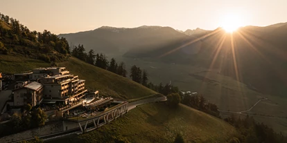 Wellnessurlaub - Maniküre/Pediküre - Plangeross - Außenansicht Hotel - Morgenstimmung - DAS GERSTL Alpine Retreat
