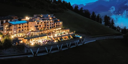 Wellnessurlaub - Langschläferfrühstück - St. Walburg - Außenansicht Hotel - Abendstimmung - DAS GERSTL Alpine Retreat