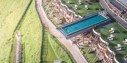 Wellnessurlaub - Pools: Infinity Pool - Corvara - Alpin Panorama Hotel Hubertus