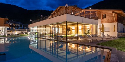 Wellnessurlaub - Außensauna - La Villa in Badia - Outdoorpool  - Alpine Nature Hotel Stoll