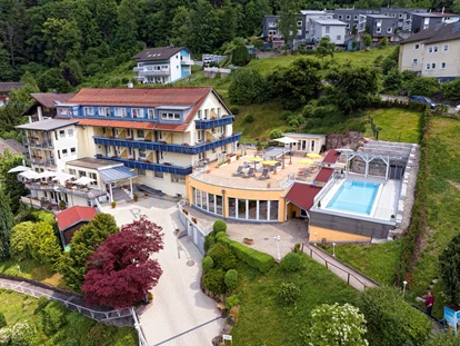 Wellnessurlaub - Pools: Infinity Pool - Bühlertal - Außenansicht Wellneshotel Rothfuß - Wellnesshotel Rothfuss
