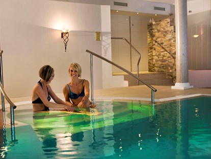 Wellnessurlaub - Rücken-Nacken-Massage - Unterreichenbach (Calw) - Verweilen am Pool  - Wellnesshotel Rothfuss