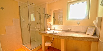 Wellnessurlaub - Außensauna - Badezimmer im Hotelzimmer - Wellnesshotel Rothfuss