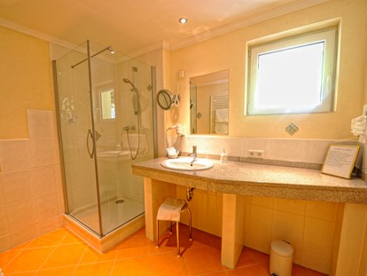 Wellnessurlaub - Umgebungsschwerpunkt: Therme - Badezimmer im Hotelzimmer - Wellnesshotel Rothfuss