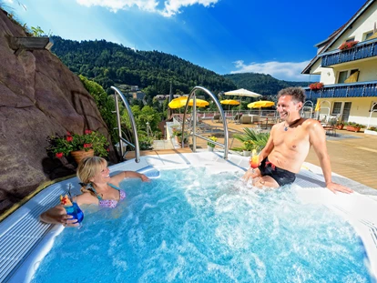 Wellnessurlaub - Ayurveda Massage - Ottenhöfen im Schwarzwald - Whirlpool auf der Dachterrasse - Wellnesshotel Rothfuss