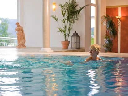 Wellnessurlaub - Pools: Infinity Pool - Ottenhöfen im Schwarzwald - Innenpool im Wellnesshotel Rothfuß - Wellnesshotel Rothfuss