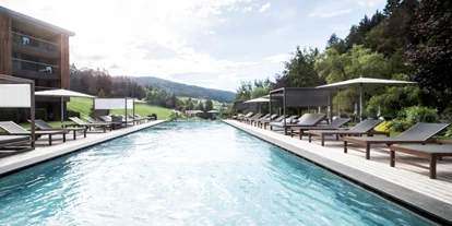 Wellnessurlaub - Pools: Schwimmteich - Völs am Schlern - Alpine Spa Resort Viktoria