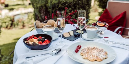Wellnessurlaub - Kräutermassage - Naturns bei Meran - Frühstück auf unserer Sonnenterrasse - Hotel Castel Rundegg ****s