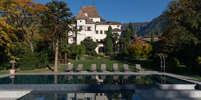Wellnessurlaub - Hotel-Schwerpunkt: Wellness & Beauty - Lana (Trentino-Südtirol) - Außenansicht mit großem Außenpool  - Hotel Castel Rundegg ****s