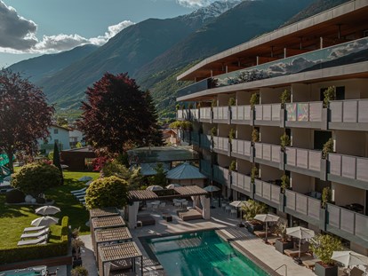 Wellnessurlaub - Kräuterbad - Dorf Tirol - Außenansicht - Hotel das Paradies